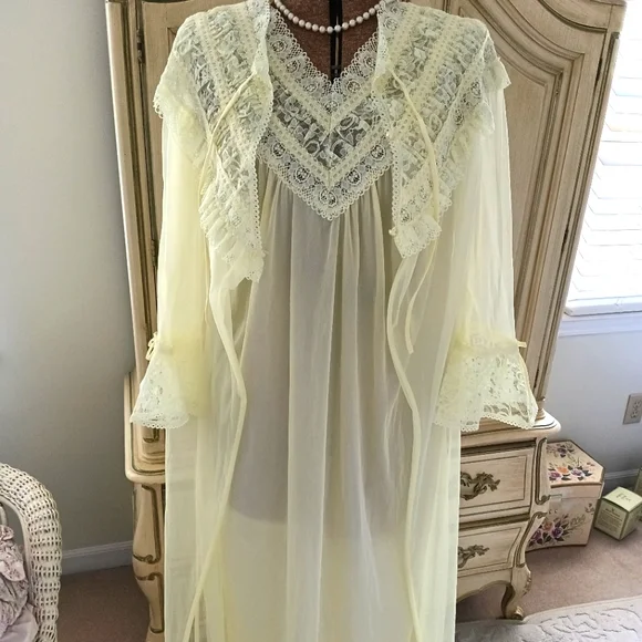 BUTTERY YELLOW, VTG BERNETTE NYLON, LONG PEIGNOIR SET! SZ MED